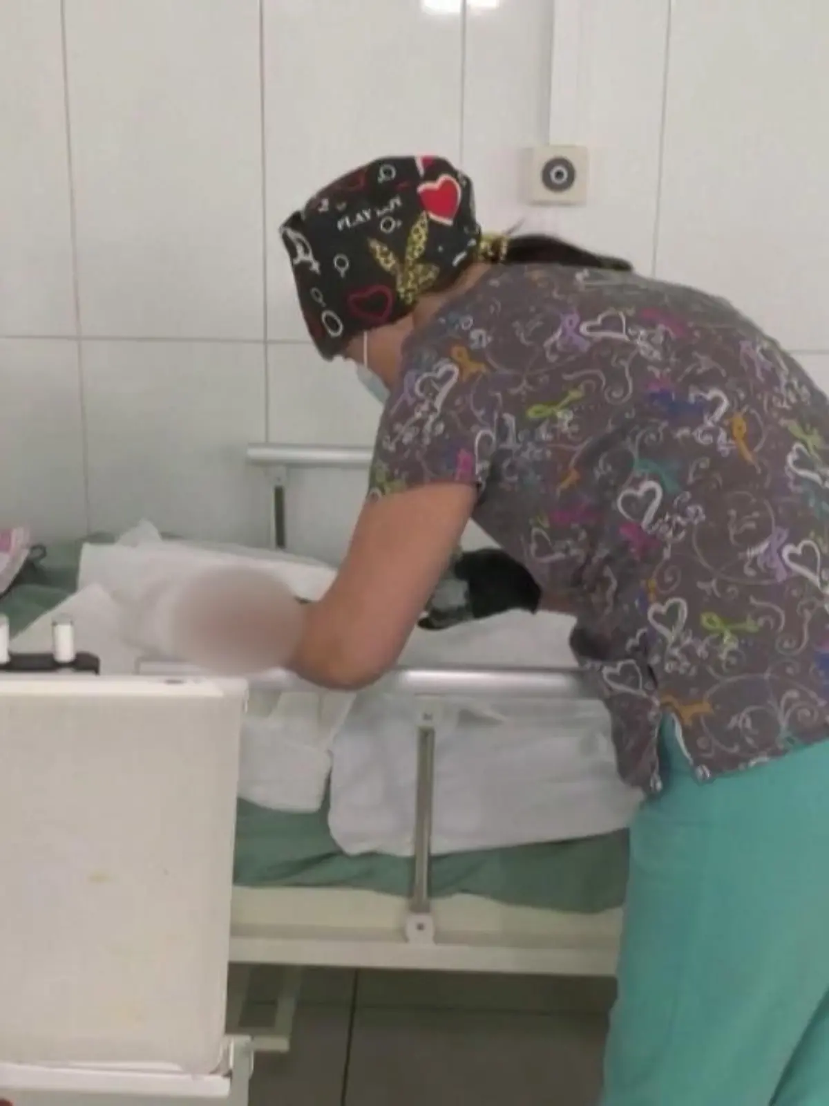 Es ist ein zartes Flüstern, dass den Menschen in diesem Kinderkrankenhaus in Kharkiv Hoffnung macht. Der kleine Vova erholt sich gerade von einer schweren OP, nachdem der achtjährige von einer Kugel im Kopf getroffen wurde. Seit zwei Wochen schießen russische Truppen um sich. Deren Kugeln treffen auch unschuldige Kinder.