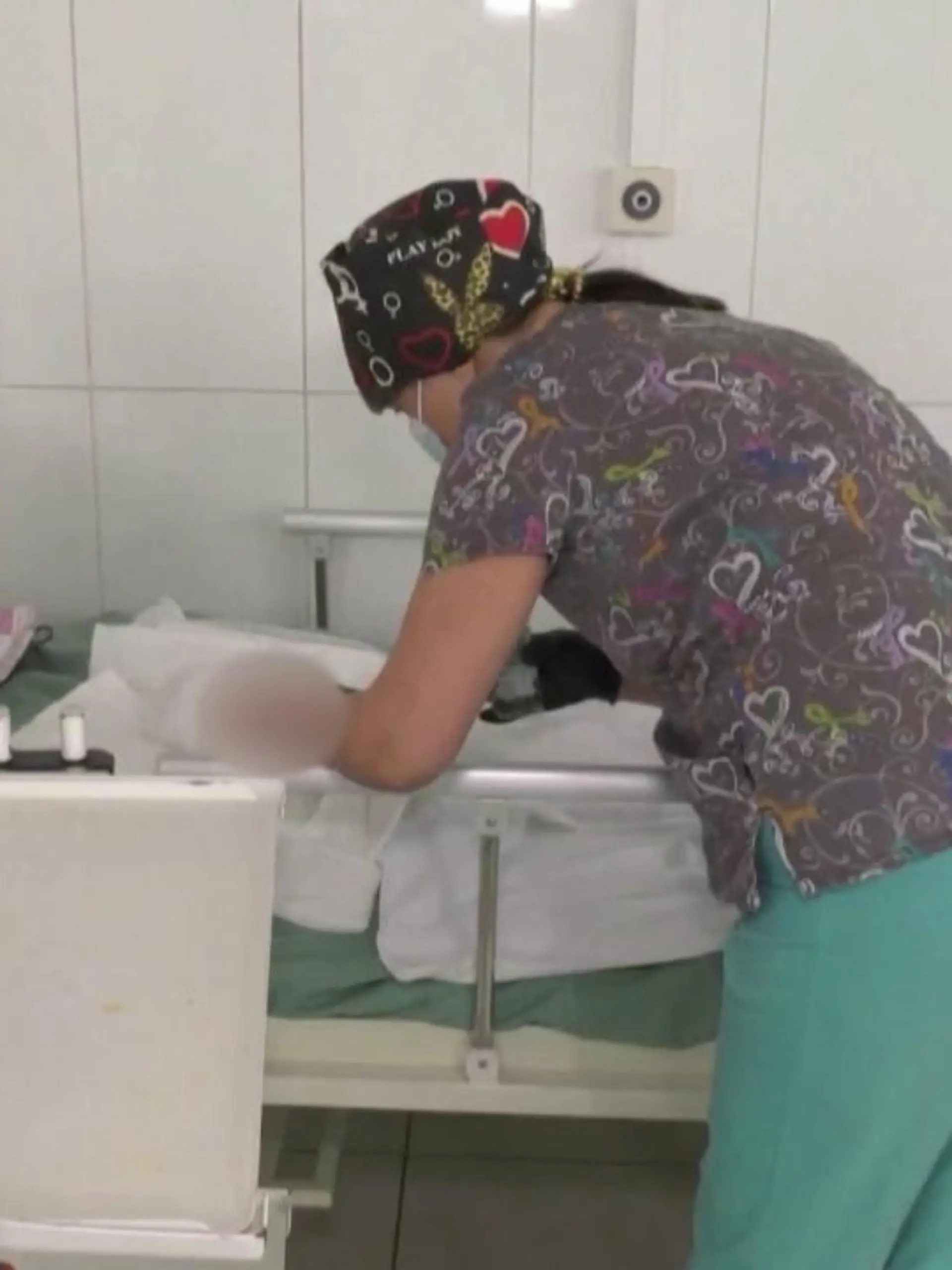 Es ist ein zartes Flüstern, dass den Menschen in diesem Kinderkrankenhaus in Kharkiv Hoffnung macht. Der kleine Vova erholt sich gerade von einer schweren OP, nachdem der achtjährige von einer Kugel im Kopf getroffen wurde. Seit zwei Wochen schießen russische Truppen um sich. Deren Kugeln treffen auch unschuldige Kinder.