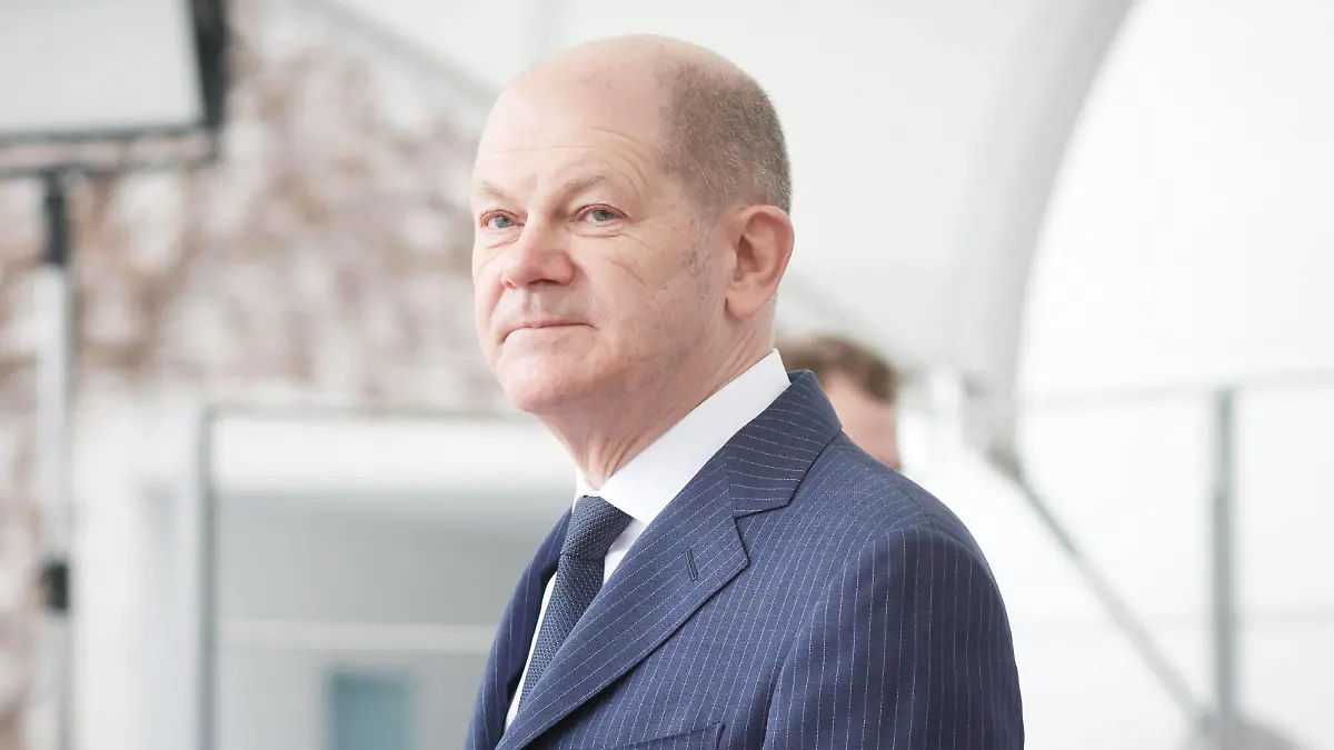 Olaf Scholz trifft den Ministerpräsidenten der Republik Polen und Präsidenten der Republik Litauen in Berlin Bundeskanzler Olaf Scholz SPD empfängt den Ministerpräsidenten der Republik Polen Mateusz Morawiecki und den Präsidenten der Republik Litauen Gitanas Nauseda am 26.02.2022 im Bundeskanzleramt in Berlin. Im Bild ist Olaf Scholz zu sehen. Berlin Bundeskanzleramt Berlin Deutschland *** Olaf Scholz meets the Prime Minister of the Republic of Poland and President of the Republic of Lithuania in Berlin Federal Chancellor Olaf Scholz SPD receives the Prime Minister of the Republic of Poland Mateusz Morawiecki and the President of the Republic of Lithuania Gitanas Nauseda on 26 02 2022 in the Federal Chancellery in Berlin In the pic