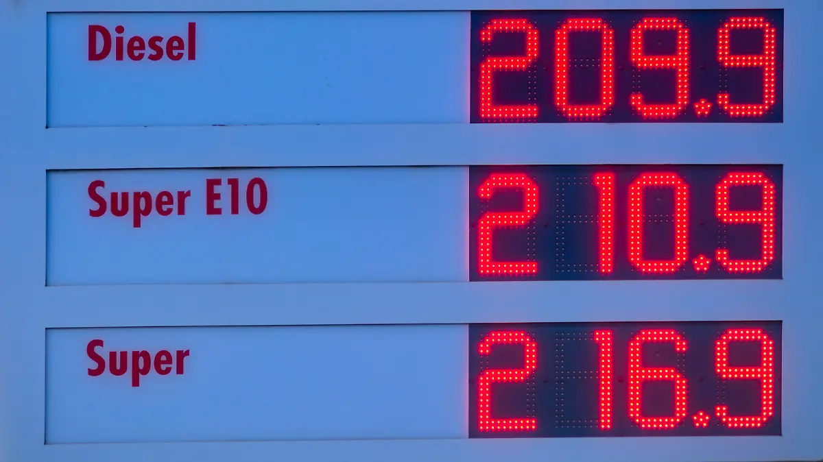 Spritpreise über 2,00 EURO, Folge des Krieges Russland vs. Ukraine, Anzeige Benzinpreise, JET Tankstelle, Fellbach, Baden-Württemberg, Deutschland Symbolbild steigende Energiekosten, Herdplatte, Geldfächer EURO *** Fuel prices over 2,00 EURO, consequence of the war Russia vs Ukraine, display gasoline prices, JET gas station, Fellbach, Baden Württemberg, Germany symbol picture rising energy costs, stove top, money fan EURO