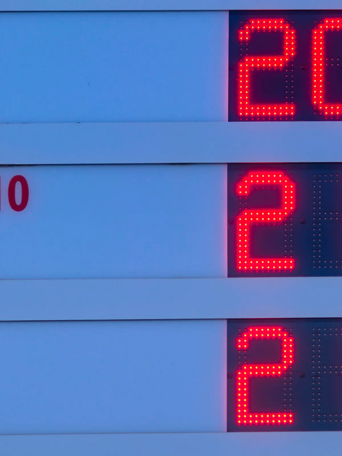  Spritpreise über 2,00 EURO, Folge des Krieges Russland vs. Ukraine, Anzeige Benzinpreise, JET Tankstelle, Fellbach, Baden-Württemberg, Deutschland Symbolbild steigende Energiekosten, Herdplatte, Geldfächer EURO *** Fuel prices over 2,00 EURO, consequence of the war Russia vs Ukraine, display gasoline prices, JET gas station, Fellbach, Baden Württemberg, Germany symbol picture rising energy costs, stove top, money fan EURO