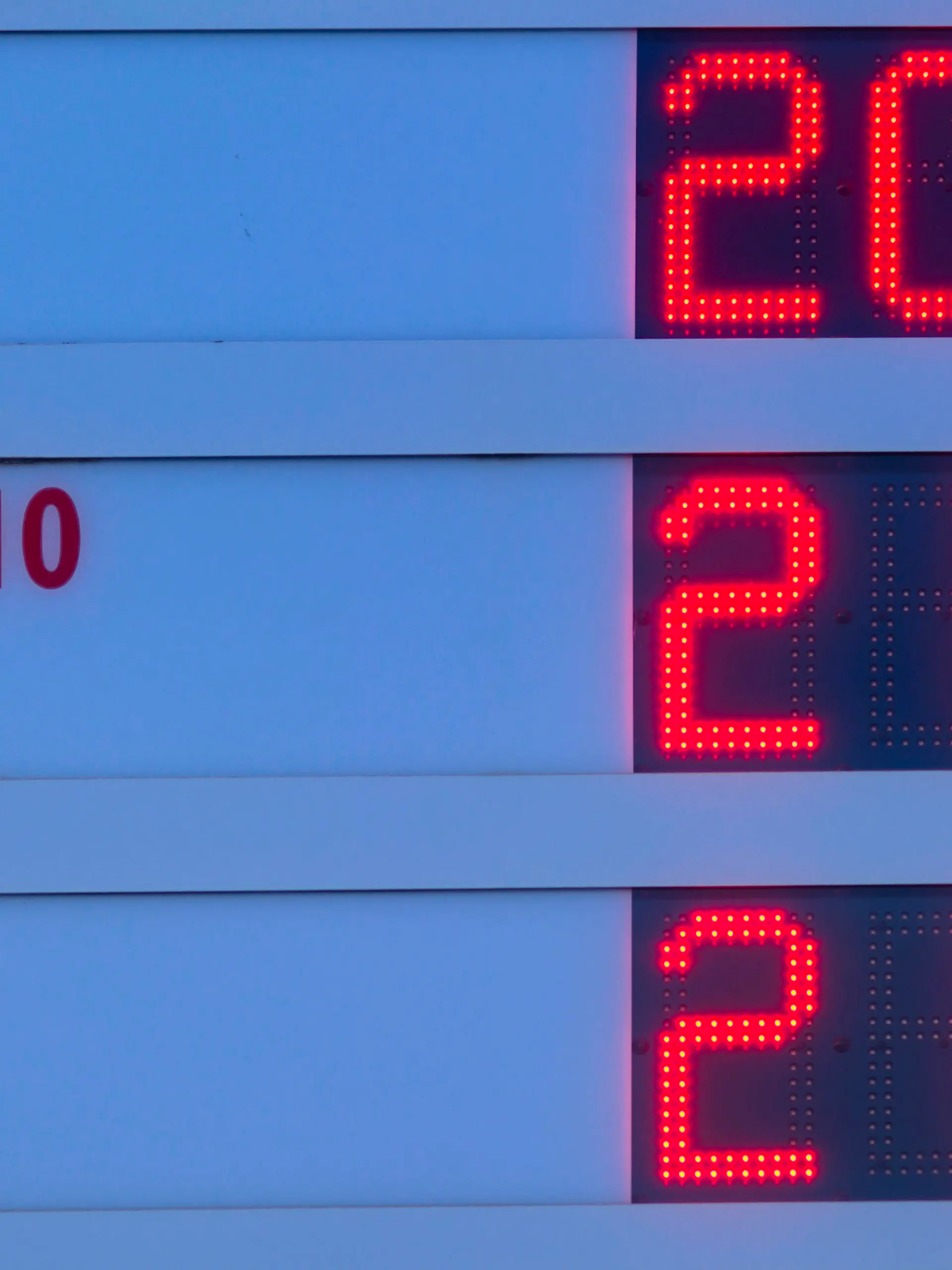  Spritpreise über 2,00 EURO, Folge des Krieges Russland vs. Ukraine, Anzeige Benzinpreise, JET Tankstelle, Fellbach, Baden-Württemberg, Deutschland Symbolbild steigende Energiekosten, Herdplatte, Geldfächer EURO *** Fuel prices over 2,00 EURO, consequence of the war Russia vs Ukraine, display gasoline prices, JET gas station, Fellbach, Baden Württemberg, Germany symbol picture rising energy costs, stove top, money fan EURO