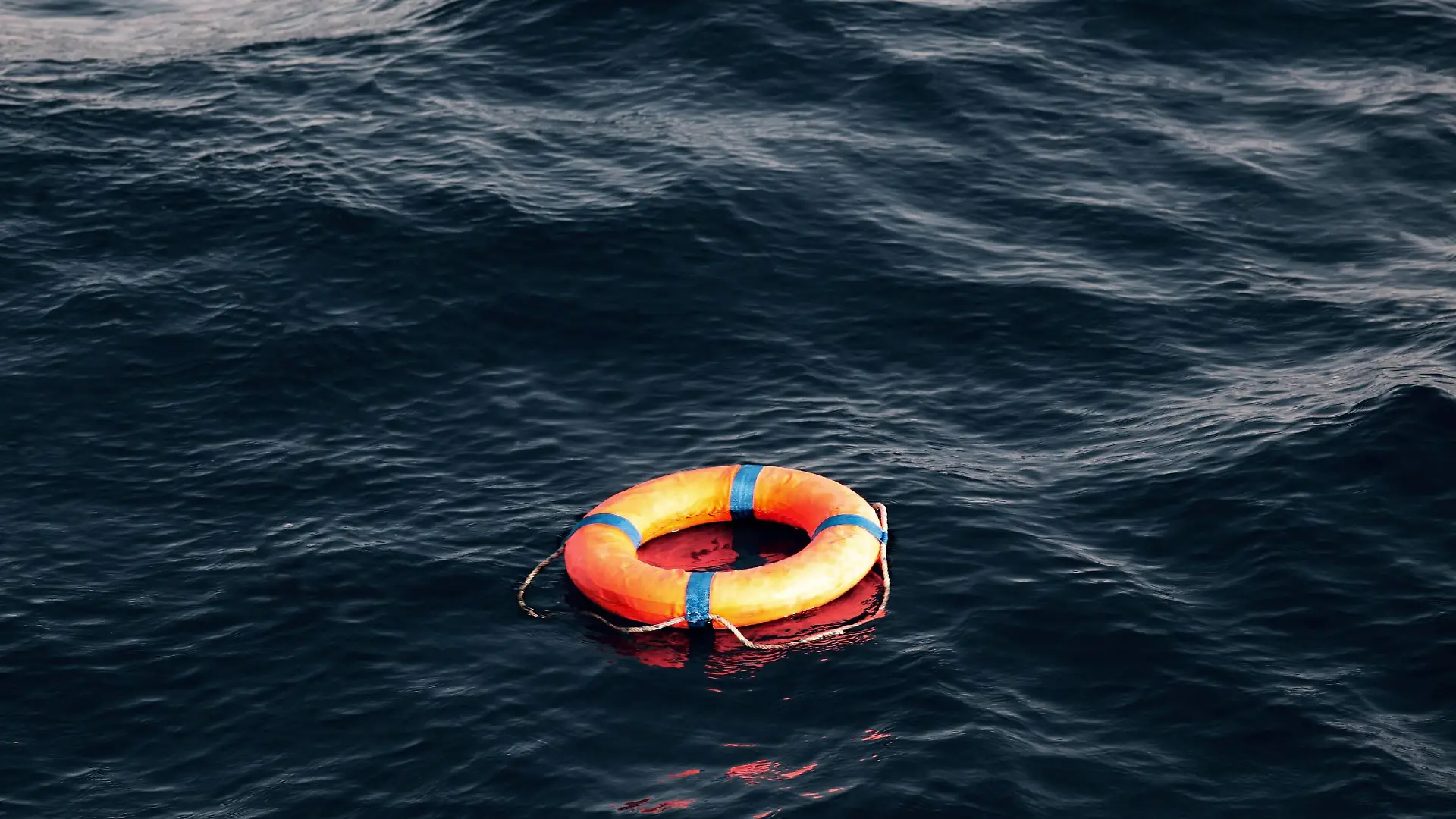 Seenotrettung von Bootsflüchtlingen vor der libyschen Küste Zivile Seenotrettung von Bootsflüchtlingen im Mittelmeer vor Libyen -an Bord des Seenotkreuzers Minden der Organisation LIFEBOAT: Hier: Symbolfoto. Ein Rettungsring treibt während einer Rettungsübung der freiwilligen Flüchtlingshelfer einsam auf hoher See. Mittelmeer, vor libyscher Küste, Internationale Gewässer, 05.08.2016 . Copyright: JOKER/AlexanderxStein JOKER161201417350