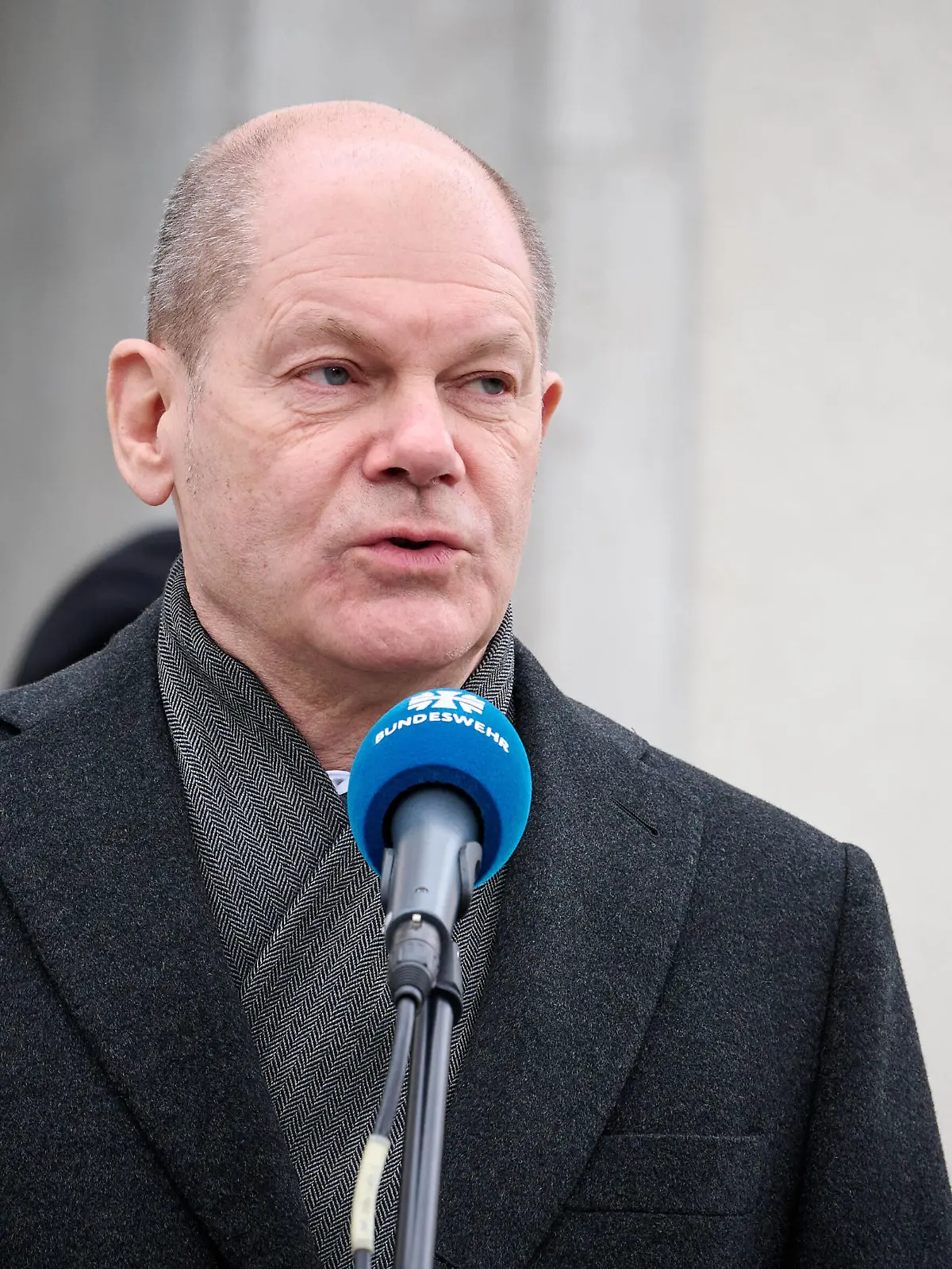  Bundeskanzler Olaf Scholz besucht das Einsatzführungskommando der Bundeswehr in Schwielowsee Bundeskanzler Olaf Scholz SPD besucht am 04.03.2022 das Einsatzführungskommando der Bundeswehr in Schwielowsee Brandenburg. Nach der Begrüßung des Bundeskanzlers durch den Generalinspekteur der Bundeswehr Eberhard Zorn und den Befehlshaber des Einsatzführungskommandos der Bundeswehr Bernd Schütt, folgt ein Gespräch und anschließend der Besuch der Gedenkstätte Wald der Erinnerung . Im Bild ist Olaf Scholz während des Pressestatements zu sehen. Schwielowsee Henning-von-Tresckow-Kaserne Brandenburg Deutschland *** Chancellor Olaf Scholz visits the German Armed Forces Operations Command in Schwielowsee German Chancellor Olaf Scholz SPD visits the