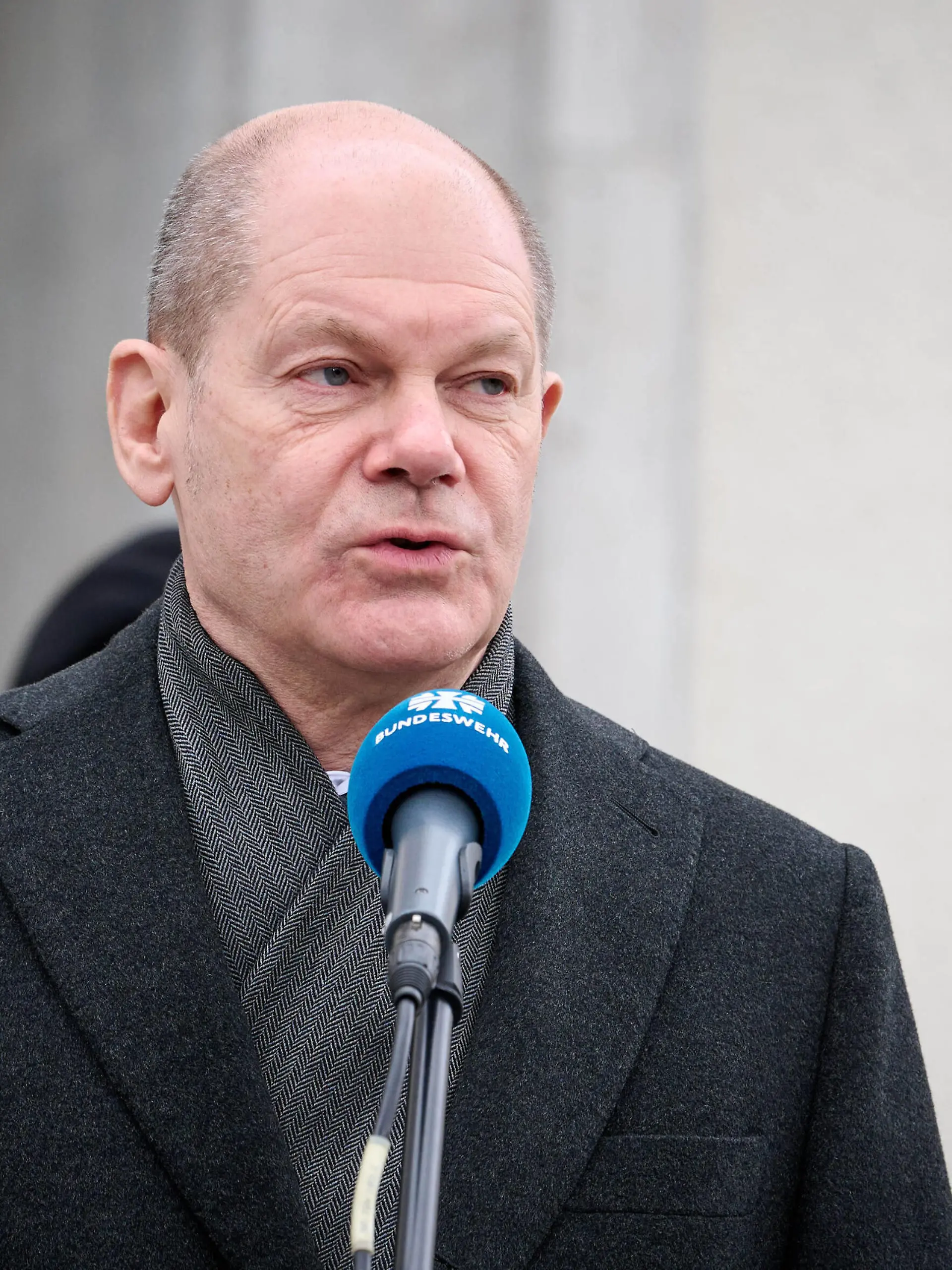  Bundeskanzler Olaf Scholz besucht das Einsatzführungskommando der Bundeswehr in Schwielowsee Bundeskanzler Olaf Scholz SPD besucht am 04.03.2022 das Einsatzführungskommando der Bundeswehr in Schwielowsee Brandenburg. Nach der Begrüßung des Bundeskanzlers durch den Generalinspekteur der Bundeswehr Eberhard Zorn und den Befehlshaber des Einsatzführungskommandos der Bundeswehr Bernd Schütt, folgt ein Gespräch und anschließend der Besuch der Gedenkstätte Wald der Erinnerung . Im Bild ist Olaf Scholz während des Pressestatements zu sehen. Schwielowsee Henning-von-Tresckow-Kaserne Brandenburg Deutschland *** Chancellor Olaf Scholz visits the German Armed Forces Operations Command in Schwielowsee German Chancellor Olaf Scholz SPD visits the