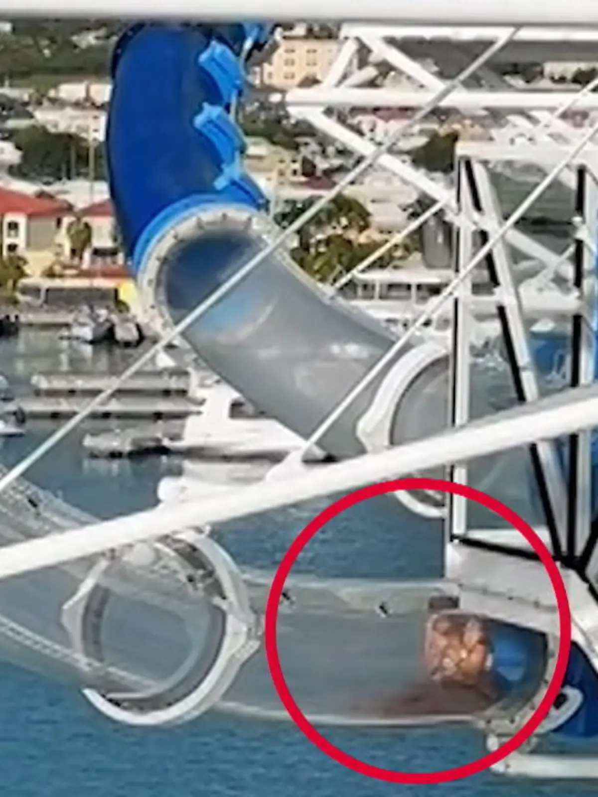 Bild zu: "Frau bleibt in Rutsche hängen!"