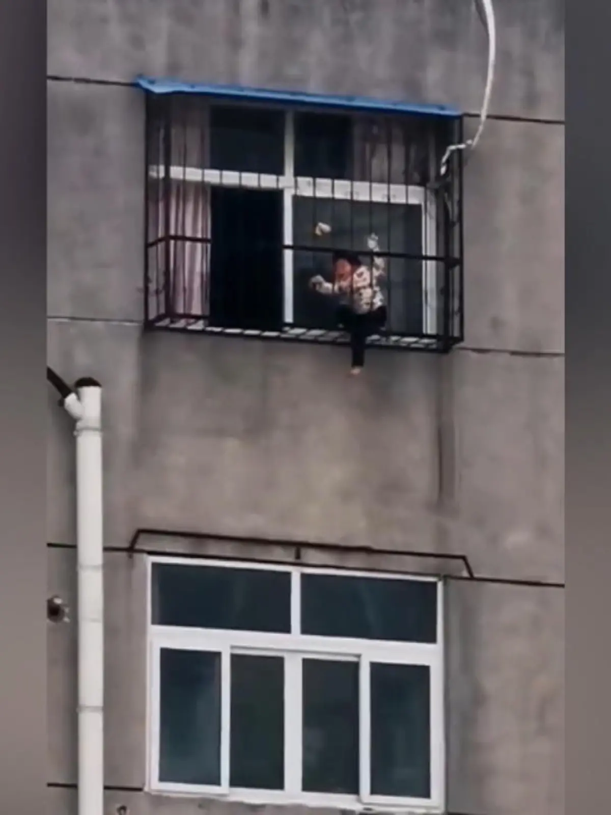 Ein zweijähriges Mädchen steckt zwischen den Gittern eines Balkons im 5.Stock fest. Sie ist durch die Stäbe gerutscht und droht hinunterzufallen. Aber Rettung kommt in letzter Sekunde…