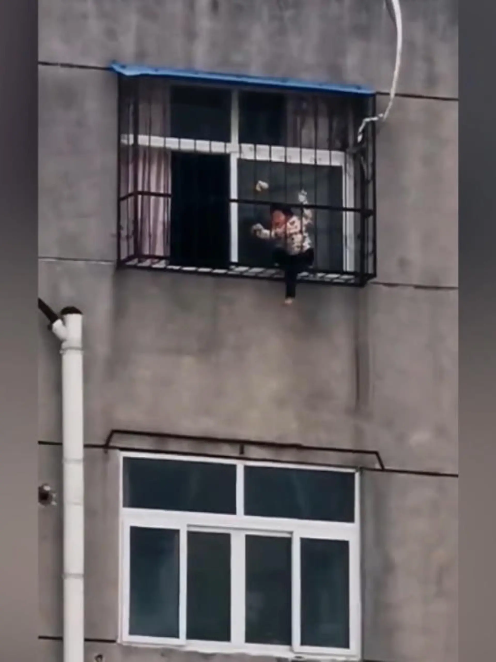 Ein zweijähriges Mädchen steckt zwischen den Gittern eines Balkons im 5.Stock fest. Sie ist durch die Stäbe gerutscht und droht hinunterzufallen. Aber Rettung kommt in letzter Sekunde…