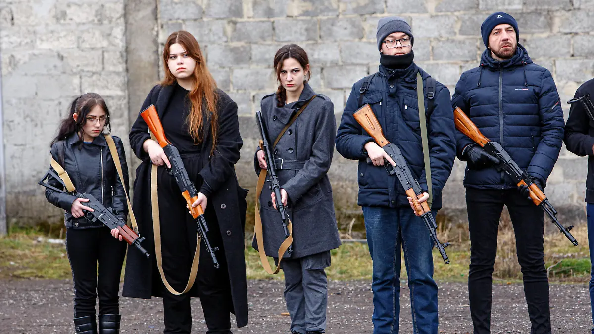 Ukraine-Konflikt, Militärische Übungen für Zivilisten in Siurte, Transkarpatien SIURTE, UKRAINE - FEBRUARY 19, 2022 - Women and men hold rifles during a military drill for civilians carried out by the Movement of the Veterans of Zakarpattia, Siurte village, Uzhhorod district, Zakarpattia Region, western Ukraine. Military drill for civilians in Siurte village Copyright: xSerhiiHudakx