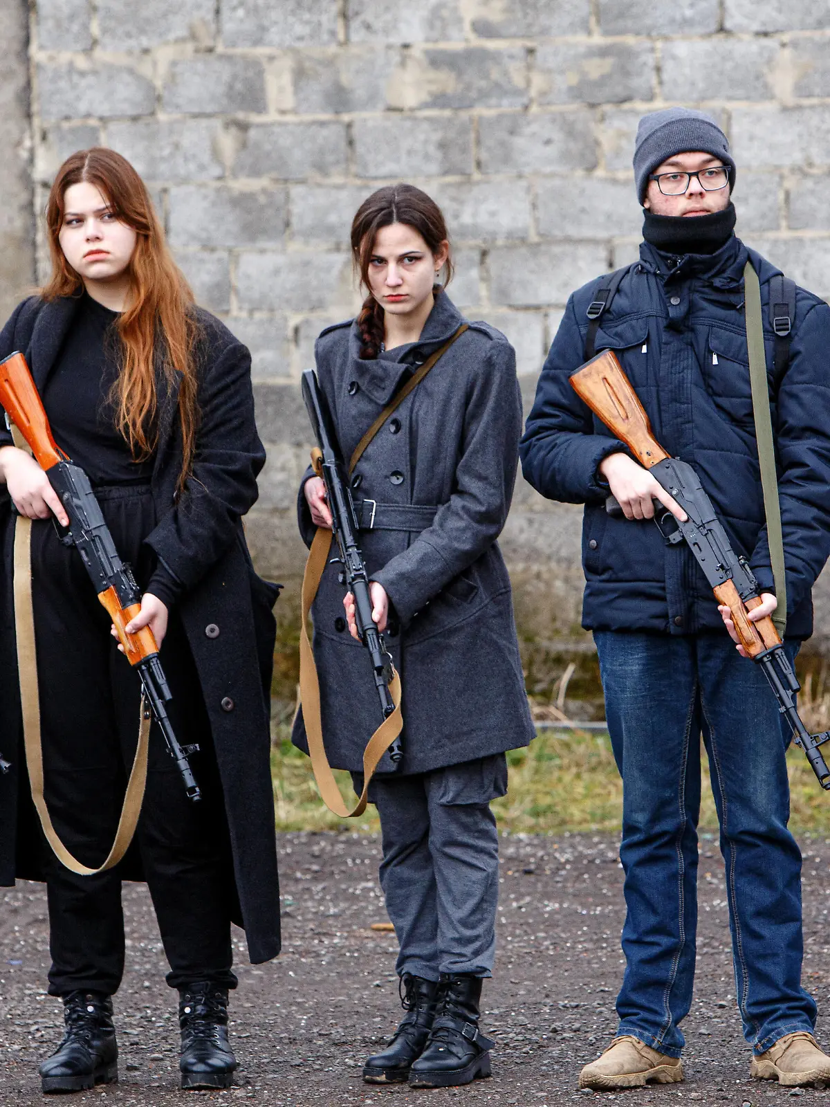 Ukraine-Konflikt, Militärische Übungen für Zivilisten in Siurte, Transkarpatien SIURTE, UKRAINE - FEBRUARY 19, 2022 - Women and men hold rifles during a military drill for civilians carried out by the Movement of the Veterans of Zakarpattia, Siurte village, Uzhhorod district, Zakarpattia Region, western Ukraine. Military drill for civilians in Siurte village Copyright: xSerhiiHudakx