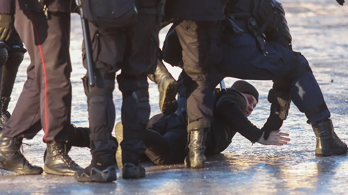 March 6, 2022, Saint Petersburg, Russia: Police Officers detain a protestor during a demonstration against the Russian military operation in Ukraine. Saint Petersburg Russia - ZUMAs197 20220306_zaa_s197_181 Copyright: xStringerx
