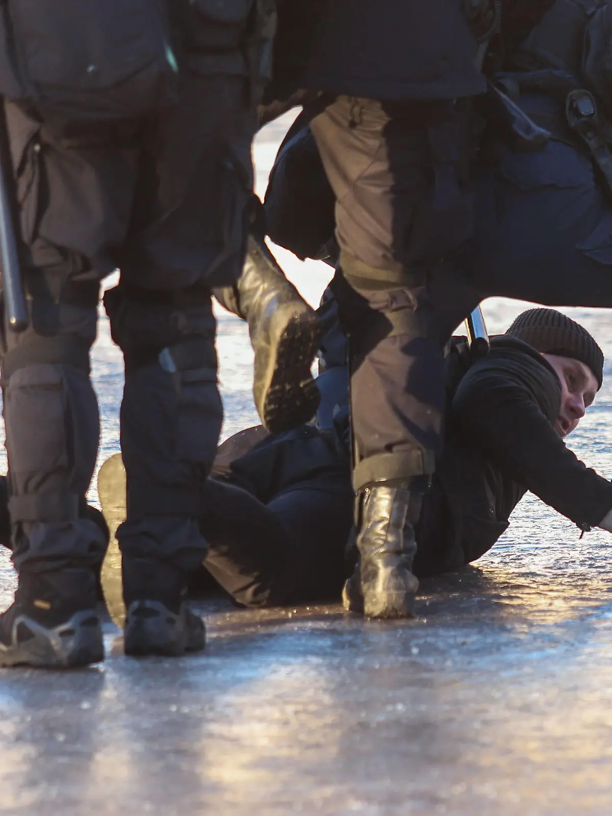March 6, 2022, Saint Petersburg, Russia: Police Officers detain a protestor during a demonstration against the Russian military operation in Ukraine. Saint Petersburg Russia - ZUMAs197 20220306_zaa_s197_181 Copyright: xStringerx 