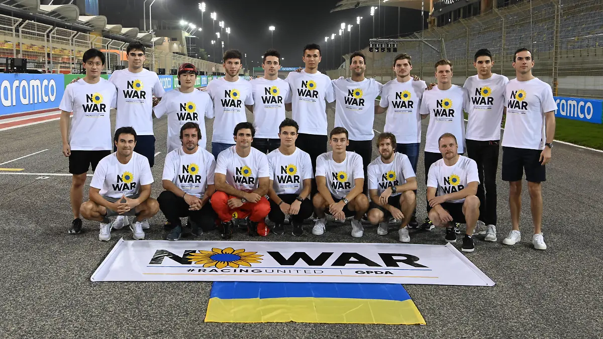 Formula 1 2022: Bahrain March Testing BAHRAIN INTERNATIONAL CIRCUIT, BAHRAIN - MARCH 09: F1 Drivers wearing No War T-shirts. F1 Drivers wearing No War T-shirts. Back row, L-R: Guanyu Zhou, Alfa Romeo F1 Team, Lance Stroll, Aston Martin, Yuki Tsunoda, Scuderia AlphaTauri, Pierre Gasly, Scuderia AlphaTauri, Charles Leclerc, Ferrari, Alex Albon, Williams Racing, Daniel Ricciardo, McLaren, Max Verstappen, Red Bull Racing, Mick Schumacher, Haas F1 Team, Esteban Ocon, Alpine F1 Team and Nicholas Latifi, Williams Racing. Front row, L-R: Sergio Perez, Red Bull Racing, Fernando Alonso, Alpine F1 Team, Carlos Sainz, Ferrari, Lando Norris, McLaren, George Russell, Mercedes-AMG, Sebastian Vettel, Aston Martin and Valtteri Bottas, Alfa Romeo F1 Team during the Bahrain March Testing at Bahrain International Circuit on Wednesday March 09, 2022 in Sakhir, Bahrain. Photo by Mark Sutton / Sutton Images Images PUBLICATIONxINxGERxSUIxAUTxHUNxONLY FLM2204_150509MS1_0328