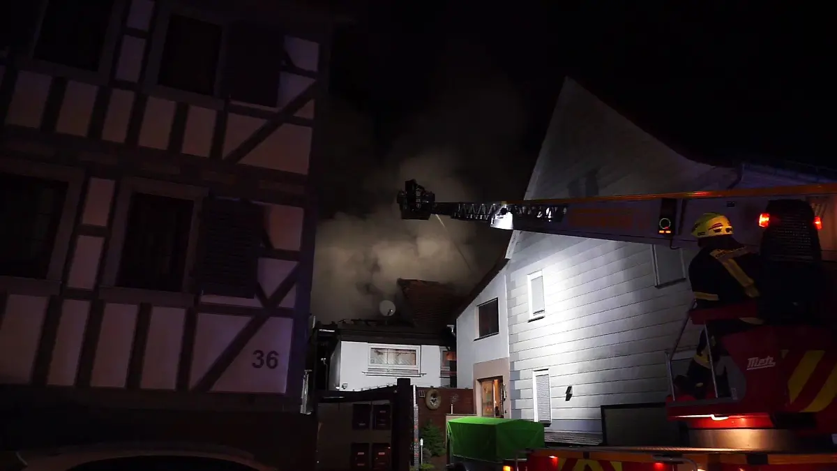 Großbrand in Hessen: Ein Wohnhaus und drei Autos sind ausgebrannt