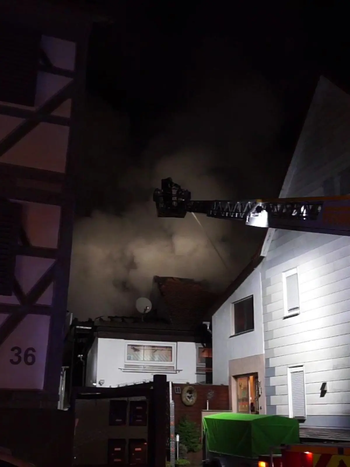 Großbrand in Hessen: Ein Wohnhaus und drei Autos sind ausgebrannt