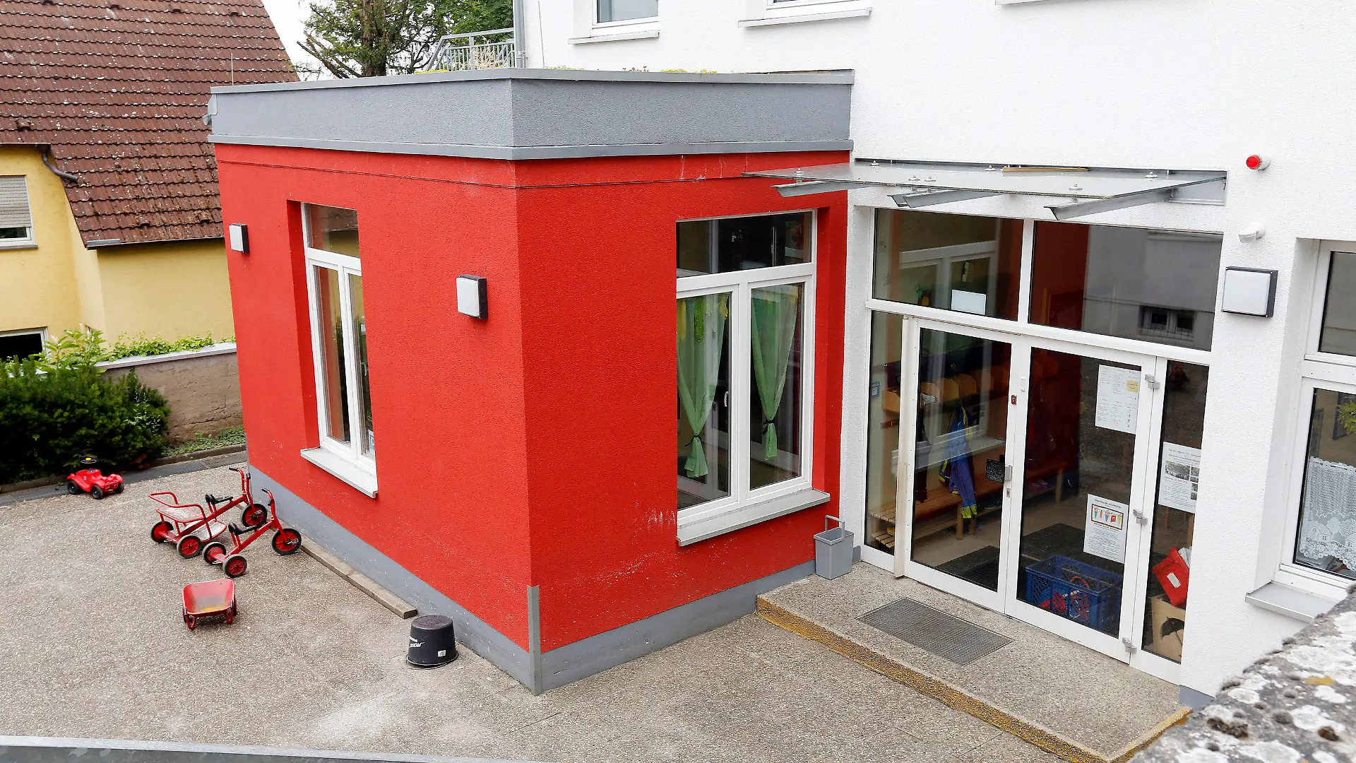 Blick auf die geschlossene Katholische Kindertagesstätte "Maria Königin", aufgenommen am 10.06.2015 in Mainz-Weisenau (Rheinland-Pfalz). In dieser Kindertagesstätte soll es zu sexuellen Übergriffen unter Kindern gekommen sein. Die Kita wurde daraufhin geschlossen. Foto: Harald Kaster/dpa (zu dpa/lrs «Berichte über sexuelle Übergriffe unter Kindern: Kita geschlossen» vom 10.06.2015) +++(c) dpa - Bildfunk+++