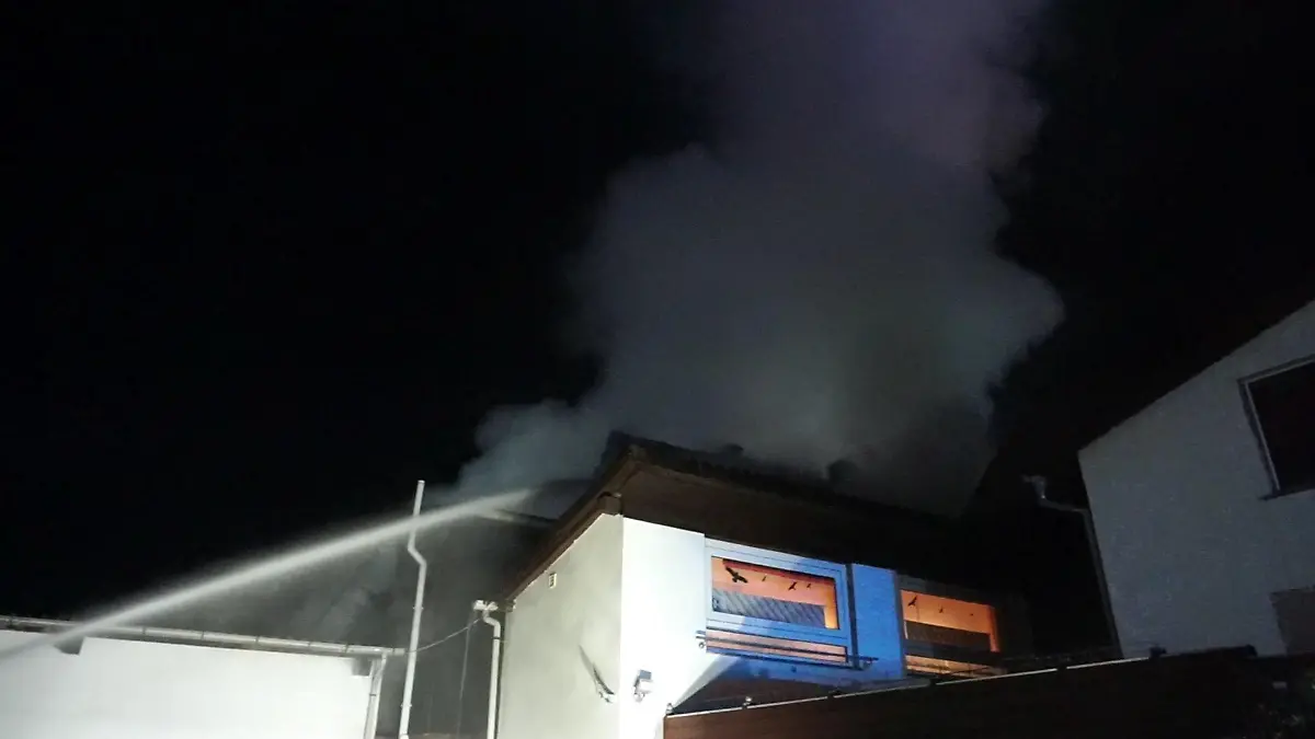 Aus bisher unerklärter Ursache geriet dieses Wohnhaus in Reinheim in Brand