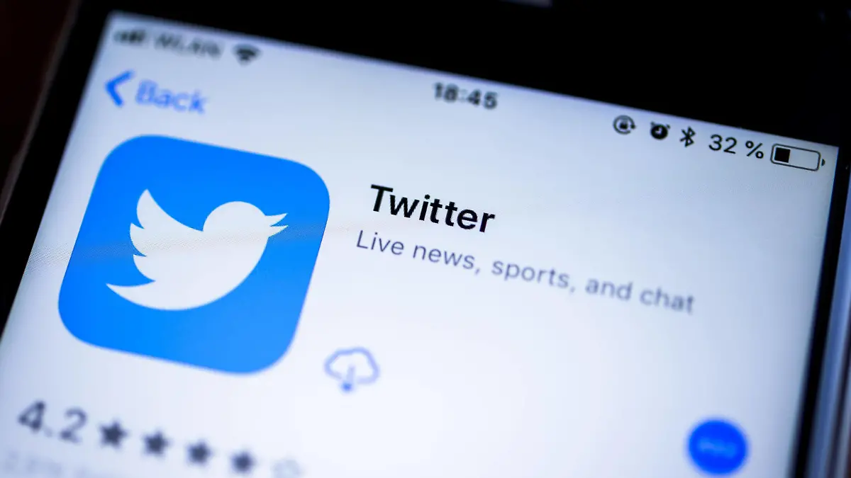 Twitter App im Apple App Store, soziales Netzwerk, App-Icon, iPhone, iOS, Smartphone, Display, Nahaufnahme, Deutschland, Europa *** Twitter App in the Apple App Store Social Network App Icon iPhone iOS Smartphone Display Close Up Germany Europe Copyright: imageBROKER/ValentinxWolf iblvfw04728901.jpg Bitte beachten Sie die gesetzlichen Bestimmungen des deutschen Urheberrechtes hinsichtlich der Namensnennung des Fotografen im direkten Umfeld der Veröffentlichung!