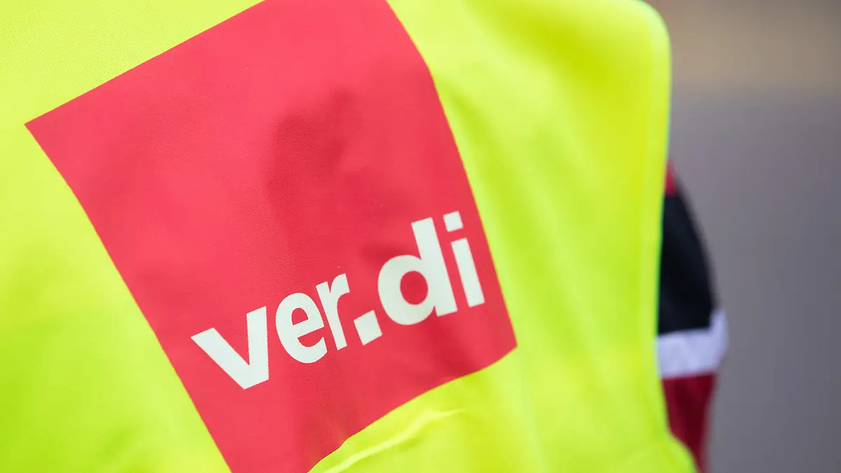 ARCHIV - 19.06.2020, Baden-Württemberg, Stuttgart: Ein Demonstrant hat eine Warnweste mit der Aufschrift «ver.di» an. Die Gewerkschaft Verdi hat auf die abnehmende Tarifbindung in Deutschland aufmerksam gemacht. (zu dpa «Verdi kritisiert abnehmende Tarifbindung») Foto: Tom Weller/dpa +++ dpa-Bildfunk +++