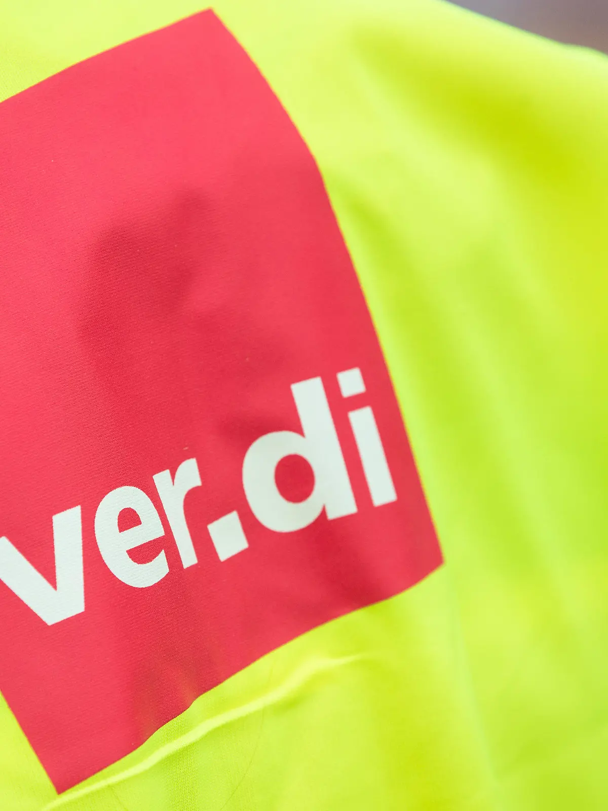 ARCHIV - 19.06.2020, Baden-Württemberg, Stuttgart: Ein Demonstrant hat eine Warnweste mit der Aufschrift «ver.di» an. Die Gewerkschaft Verdi hat auf die abnehmende Tarifbindung in Deutschland aufmerksam gemacht. (zu dpa «Verdi kritisiert abnehmende Tarifbindung») Foto: Tom Weller/dpa +++ dpa-Bildfunk +++