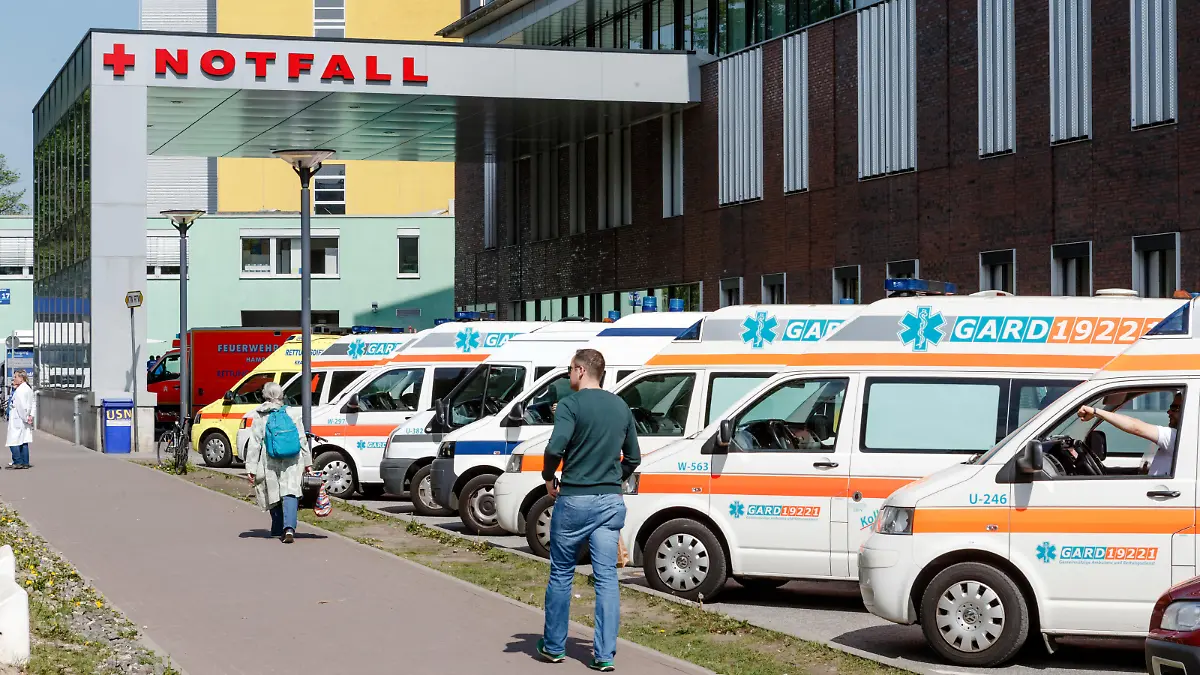 Krankentransportwagen warten am 20.04.2014 in Hamburg auf einem Parkplatz vor der Notaufnahme des Universitätsklinikums Eppendorf (UKE) .