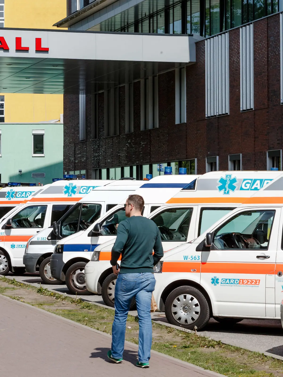 Krankentransportwagen warten am 20.04.2014 in Hamburg auf einem Parkplatz vor der Notaufnahme des Universitätsklinikums Eppendorf (UKE) .