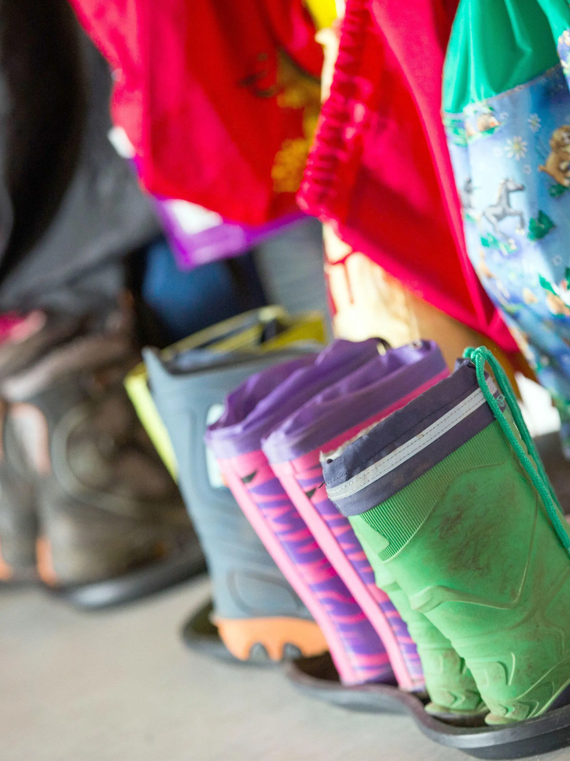 ARCHIV - 02.05.2016, Mecklenburg-Vorpommern, Rohlstorf: Gummistiefel für Kinder stehen in der Garderobe der Kindertagesstätte «Spatzenhaus». Nach Plänen von Sozialministerin Stefanie Drese (SPD) sollen die sogenannten Kita-Alltagshelfer in Mecklenburg-Vorpommern von 2022 an dauerhaft zum Einsatz kommen. (zu dpa "Sozialministerin plant dauerhaften Einsatz von Kita-Alltagshelfern") Foto: Jens Büttner/zb/dpa +++ dpa-Bildfunk +++
