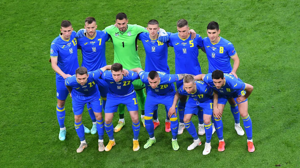 FUSSBALL Euro 2021 GRUPPE C Spiel 5 in Amsterdam Niederlande - Ukraine 13.06.2021 Mannschaftsbild Ukraine; Illia Zabarnyi, Andriy Yarmolenko, Torwart Georgiy Bushchan, Vitali Mykolenko, Sergiy Sydorchuk, Ruslan Malinovskiy (hinten v.li.) Oleksandr Karavayev, Mykola Matvienko, Oleksandr Zubkov, Oleksandr Zinchenko und Roman Yaremchuk (vor v.li.) FOTO: ULMER Pressebildagentur xxNOxMODELxRELEASExx