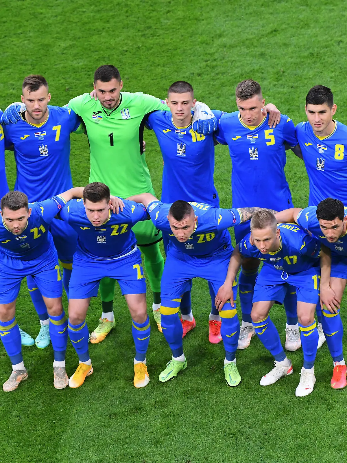 FUSSBALL Euro 2021 GRUPPE C Spiel 5 in Amsterdam Niederlande - Ukraine 13.06.2021 Mannschaftsbild Ukraine; Illia Zabarnyi, Andriy Yarmolenko, Torwart Georgiy Bushchan, Vitali Mykolenko, Sergiy Sydorchuk, Ruslan Malinovskiy (hinten v.li.) Oleksandr Karavayev, Mykola Matvienko, Oleksandr Zubkov, Oleksandr Zinchenko und Roman Yaremchuk (vor v.li.) FOTO: ULMER Pressebildagentur xxNOxMODELxRELEASExx