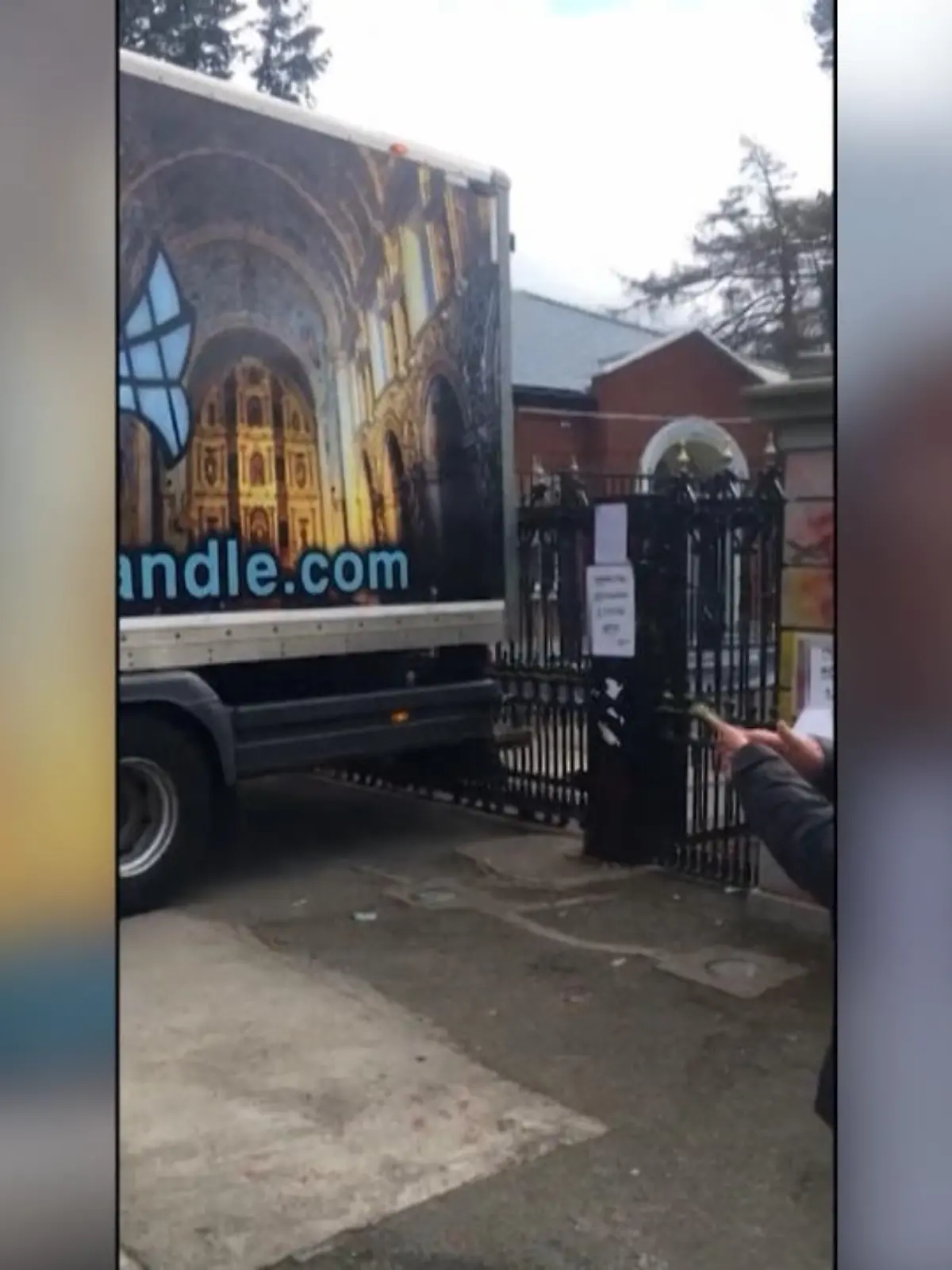 In der irischen Hauptstadt Dublin hat ein Lkw-Fahrer das Tor der russischen Botschaft gerammt - aus Protest gegen den Einmarsch in die Ukraine.