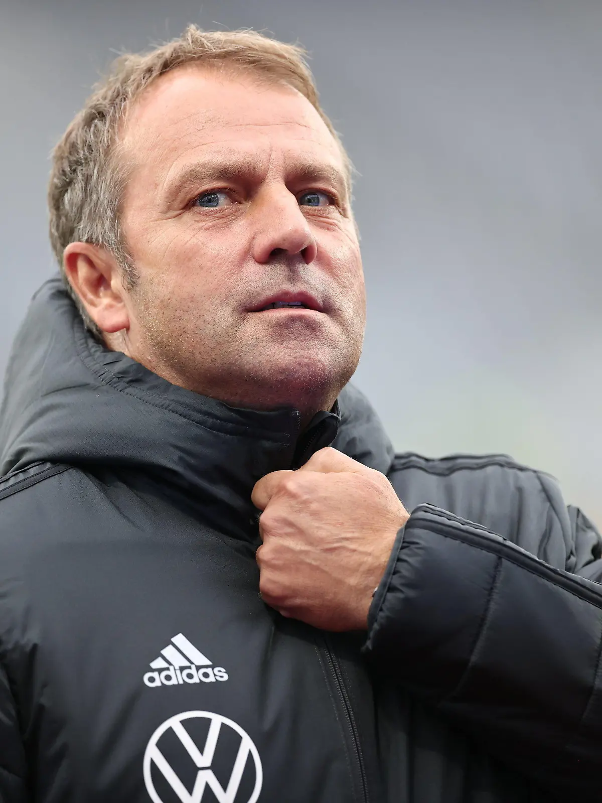 ARCHIV - 08.09.2021, Island, Reykjavik: Fußball, WM-Qualifikation, Island - Deutschland, Gruppenphase, Gruppe J, 6. Spieltag, Stadion Laugardalsvöllur: Der deutsche Trainer Hansi Flick kommt auf dem Platz.    (zu dpa "Flick setzt auf formstarken Bayern-Block - «Top-Mannschaft» als Ideal") Foto: Christian Charisius/dpa +++ dpa-Bildfunk +++