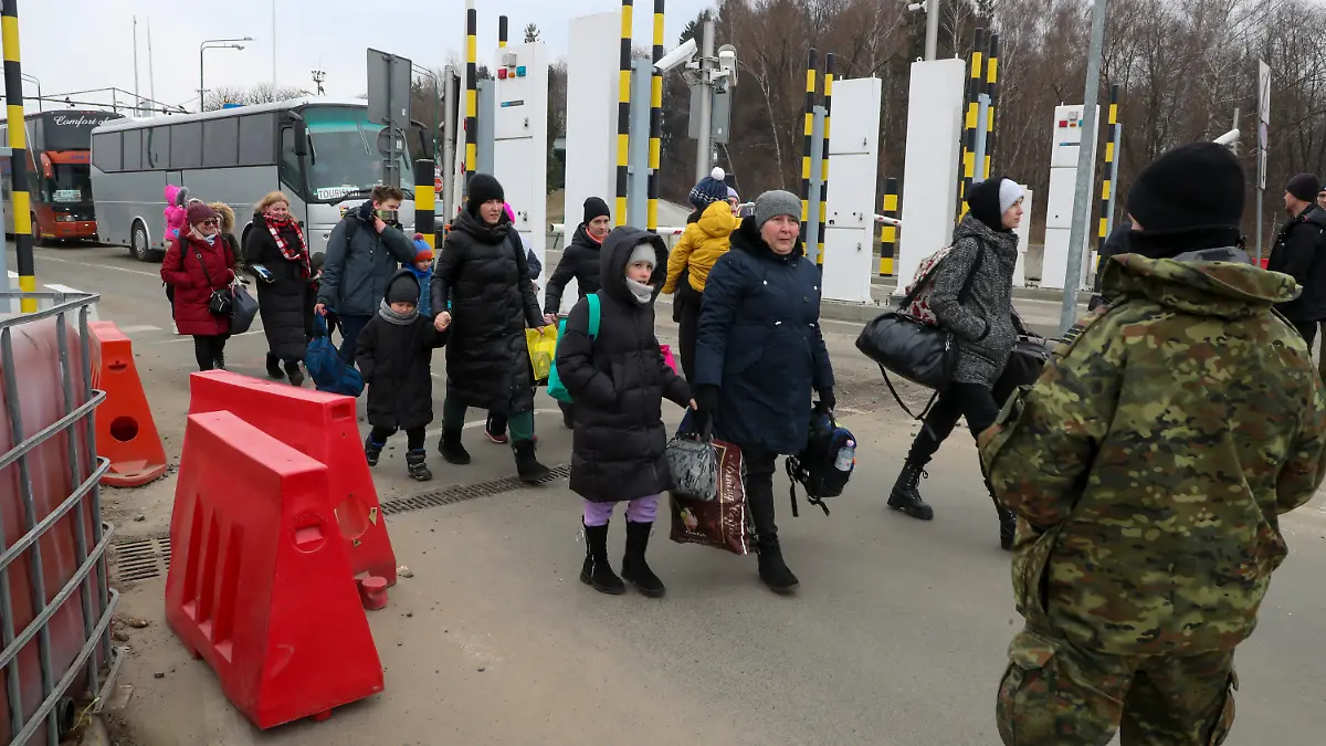 07.03.2022, Polen, Medyka: Flüchtlinge kommen an der polnischen Grenze an. In Polen sind nach Angaben des Grenzschutzes seit dem Beginn des Kriegs in der Ukraine mehr als eine Million Flüchtlinge aus dem Nachbarland eingetroffen. Foto: Nicolas Maeterlinck/BELGA/dpa +++ dpa-Bildfunk +++