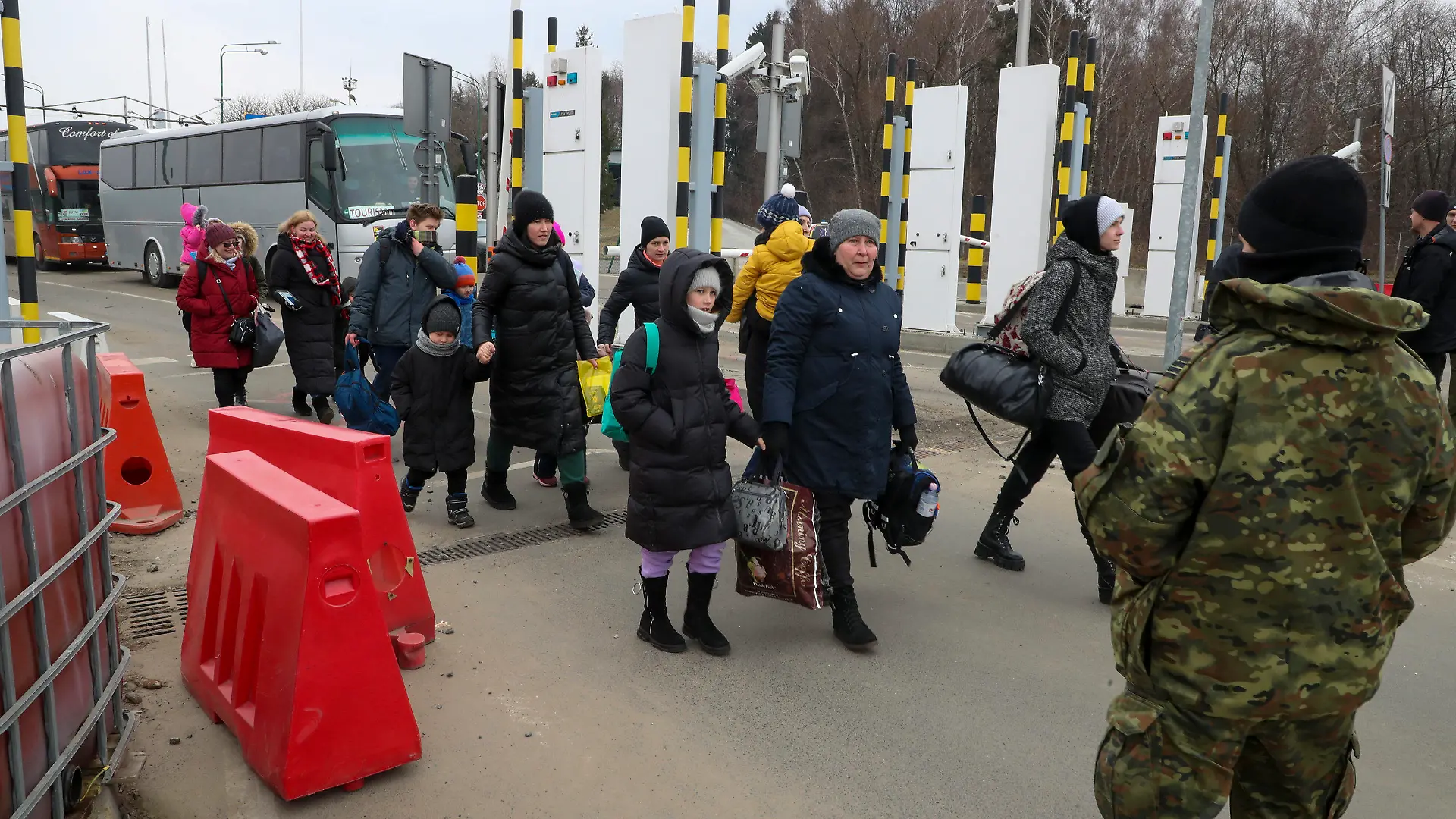 07.03.2022, Polen, Medyka: Flüchtlinge kommen an der polnischen Grenze an. In Polen sind nach Angaben des Grenzschutzes seit dem Beginn des Kriegs in der Ukraine mehr als eine Million Flüchtlinge aus dem Nachbarland eingetroffen. Foto: Nicolas Maeterlinck/BELGA/dpa +++ dpa-Bildfunk +++