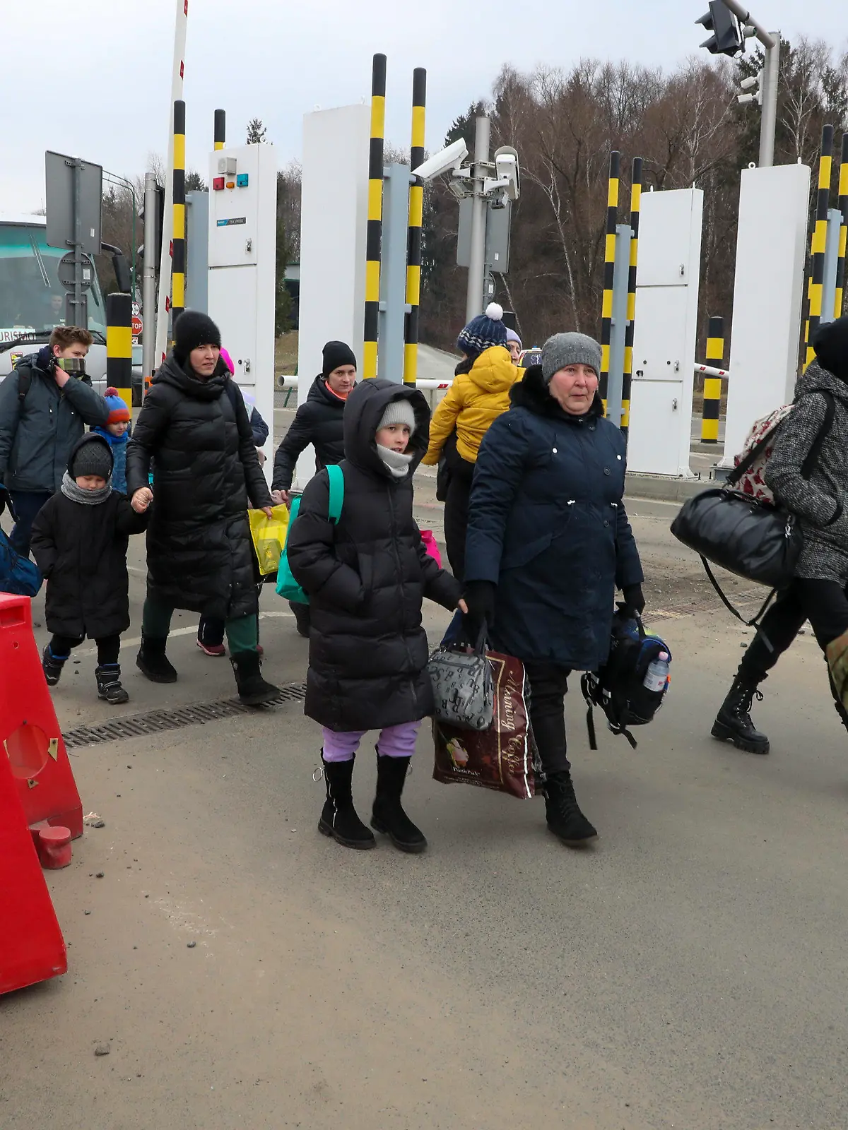 07.03.2022, Polen, Medyka: Flüchtlinge kommen an der polnischen Grenze an. In Polen sind nach Angaben des Grenzschutzes seit dem Beginn des Kriegs in der Ukraine mehr als eine Million Flüchtlinge aus dem Nachbarland eingetroffen. Foto: Nicolas Maeterlinck/BELGA/dpa +++ dpa-Bildfunk +++