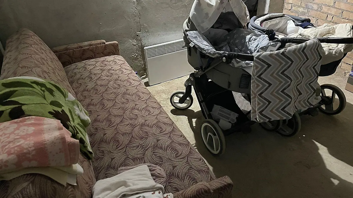 In diesem Betonkeller in Kiew harrte die frischgebackene Familie nächtelang aus. Eine Elektroheizung, ein Sofa, wenige Decken - und ständig die Angst im Nacken, es nicht mehr nach Hause zu schaffen.