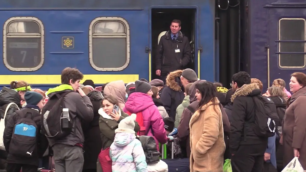 Am Bahnhof in Lwiw ist die Verzweiflung groß, denn niemand weiß, wie lange die Züge noch fahren werden.