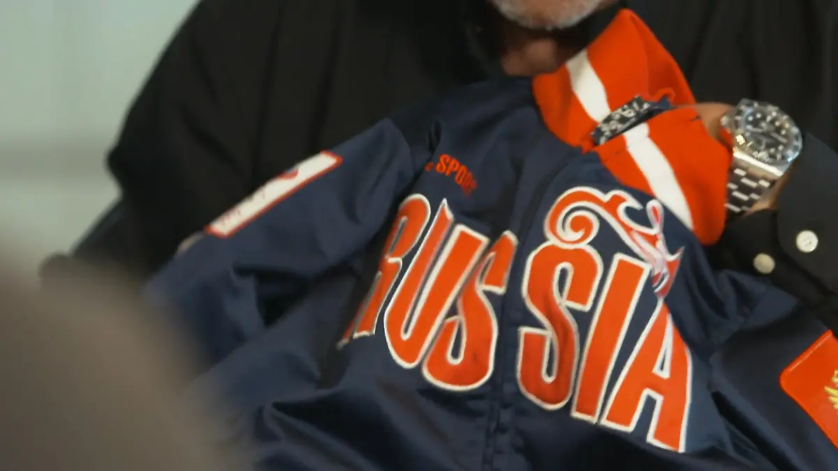 Lehrerin verbietet Schüler "Russia"-Jacke Ukraine-Krieg