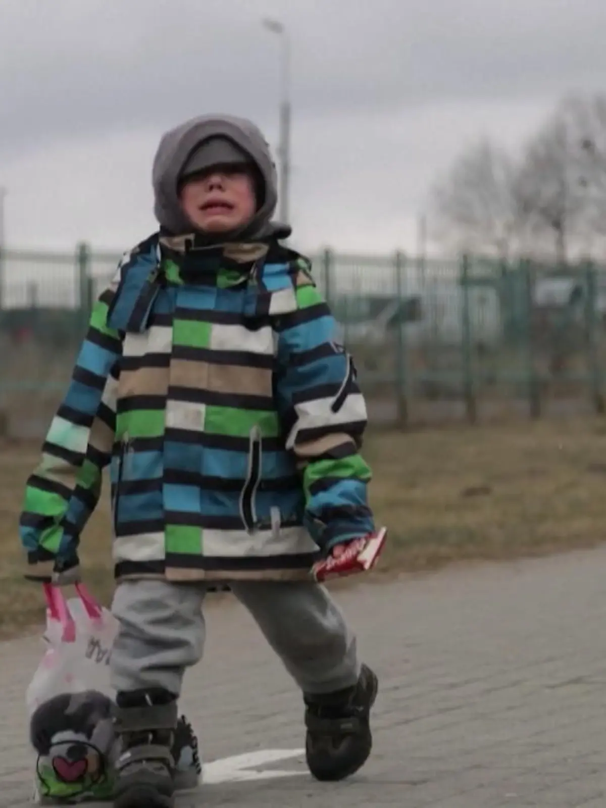 Die Tränen dieses kleinen Jungen sind nur schwer zu ertragen. Doch sie zeigen die bittere Wahrheit dieses verdammten Krieges.