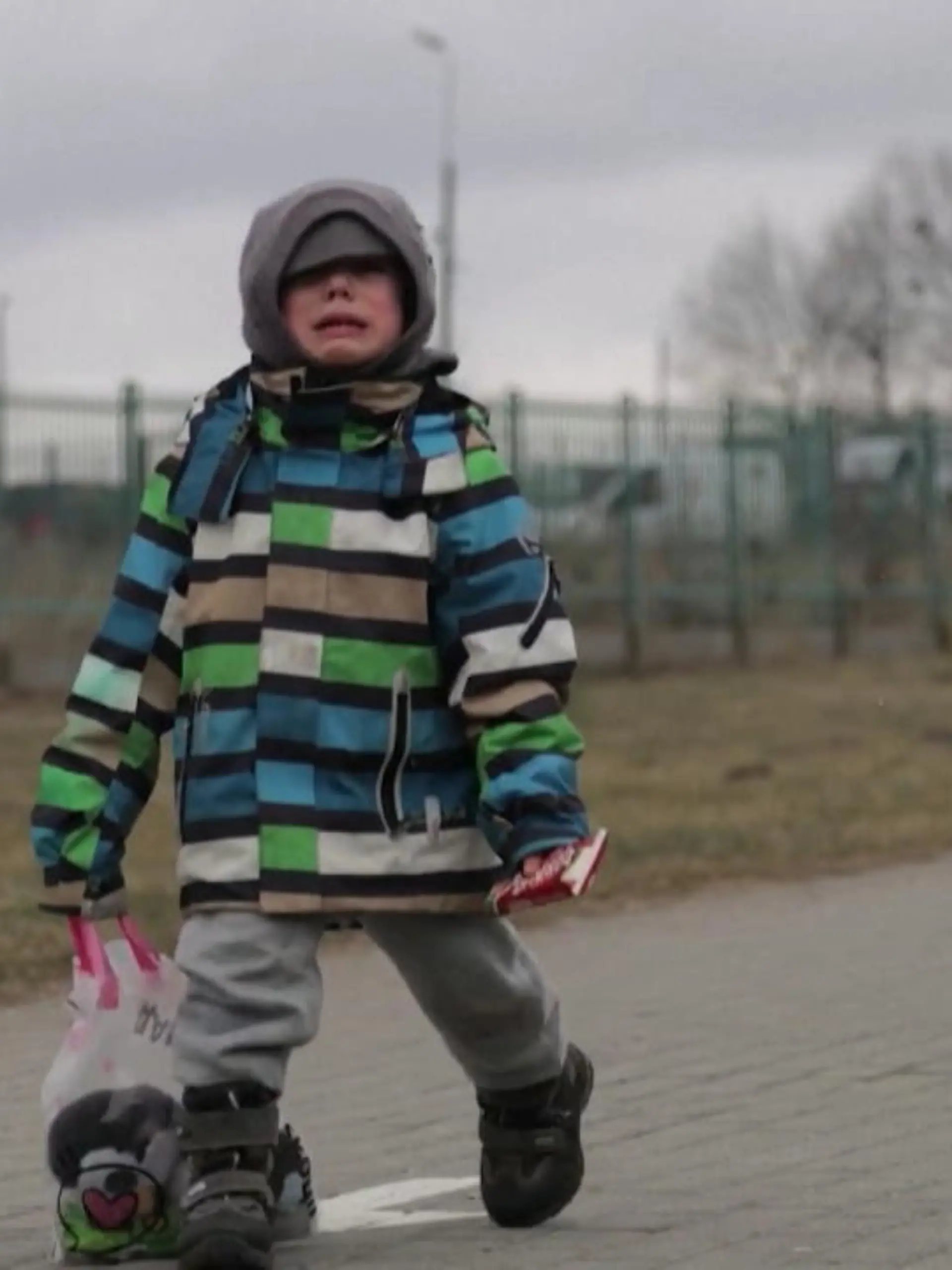Die Tränen dieses kleinen Jungen sind nur schwer zu ertragen. Doch sie zeigen die bittere Wahrheit dieses verdammten Krieges.