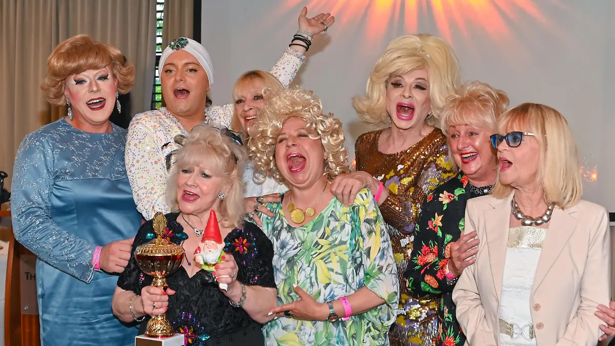 Margot Schlönzke (Travestie Star), Julian F. M. Stoeckel, Eva Jacob (Jacob Sisters), Cindy Berger (Saengerin), Franziska Traub, Angelo Conti (Travestie Star), Stefanie Simon, Rena Bilsbury (Les Humppries Singers) Geburtstagsparty für EVA JACOB zum 80. Geburtstag auf Einladung von Julian F. M. Stoeckel und dem Westin Grand Hotel Berlin, 10.06.2023