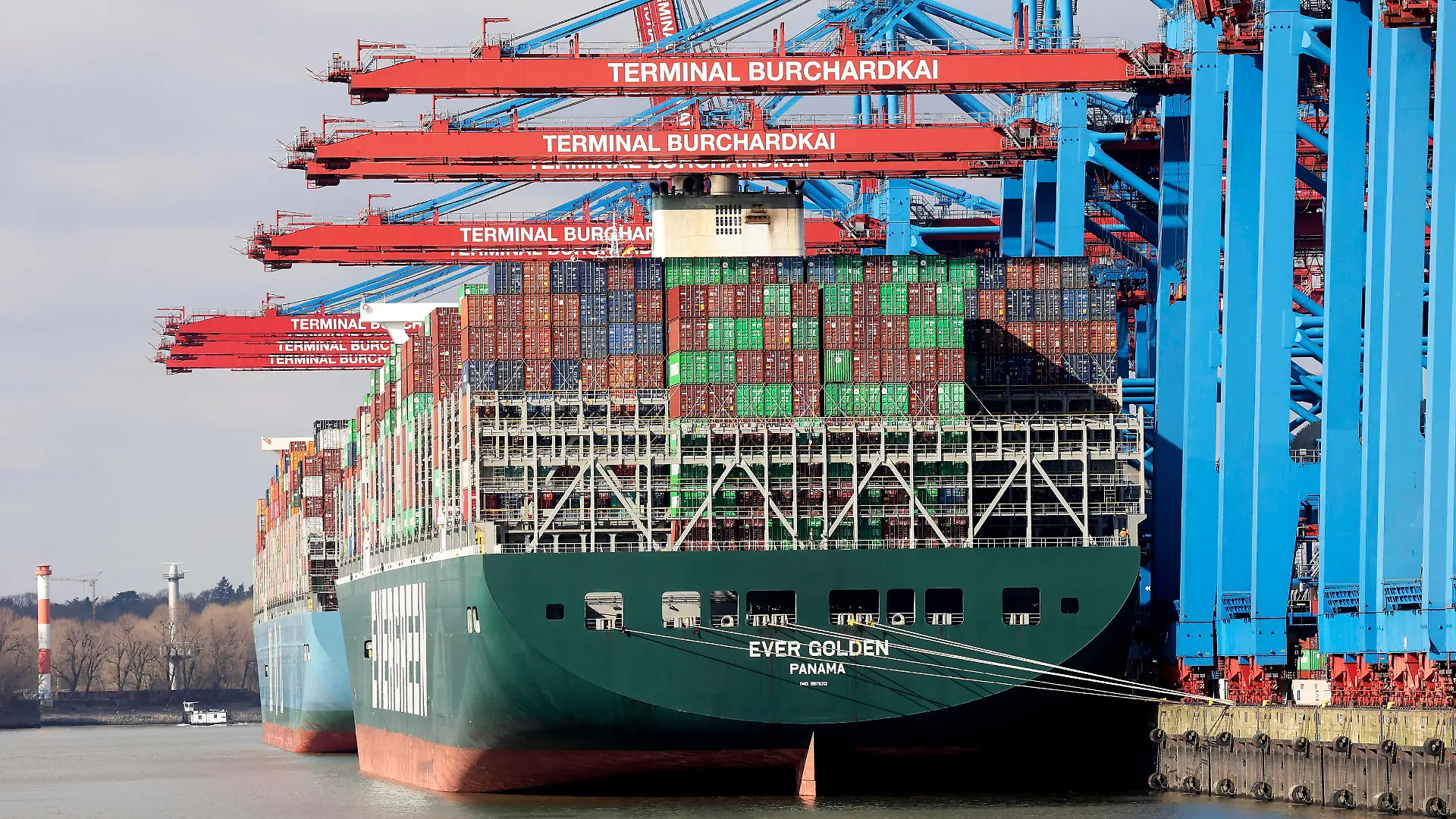 HAMBURGER HAFEN mit Container Schiffen am 06.03.2022 in Hamburg *** HAMBURGER HAFEN with container ships on 06 03 2022 in Hamburg 