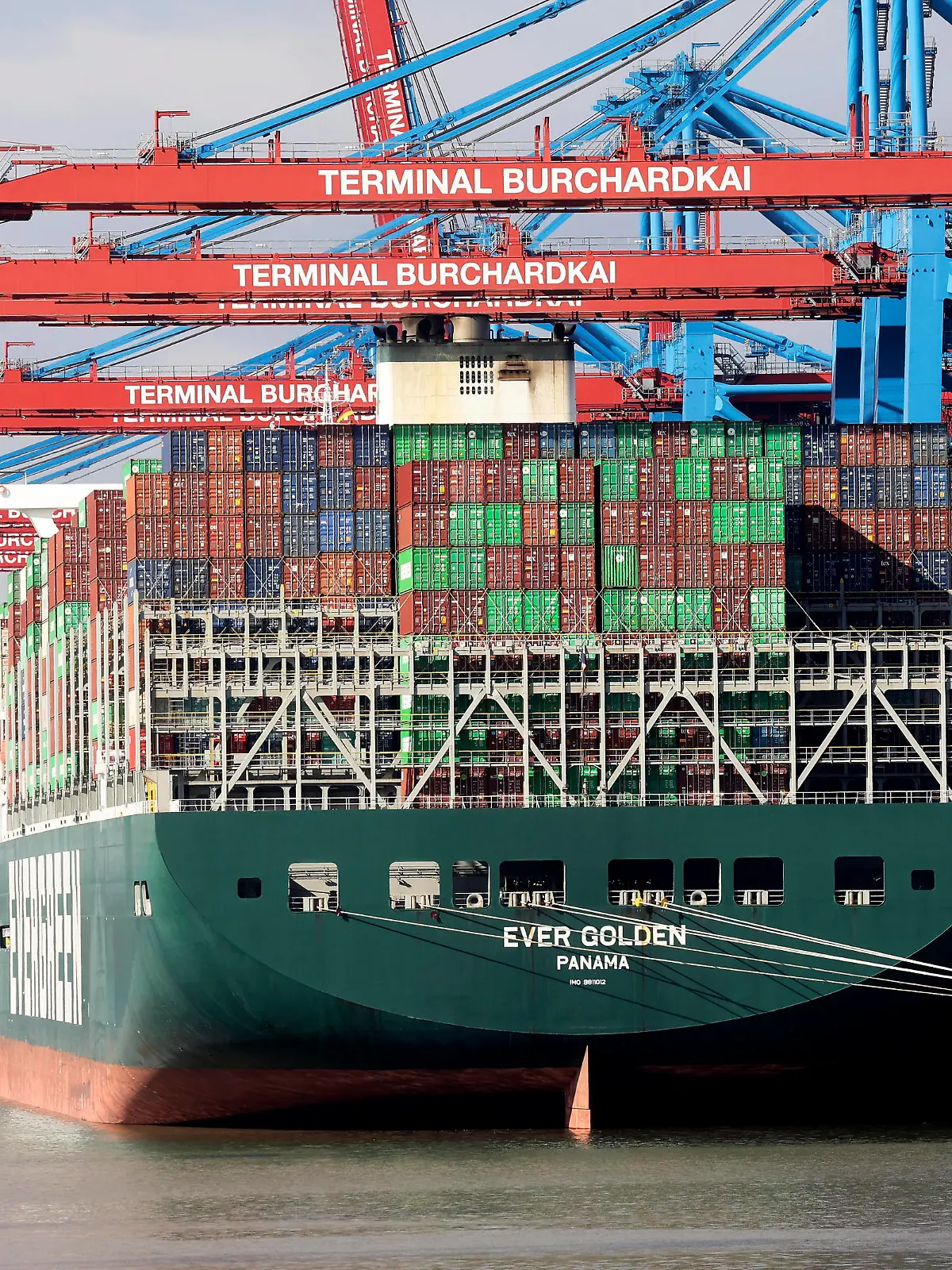 HAMBURGER HAFEN mit Container Schiffen am 06.03.2022 in Hamburg *** HAMBURGER HAFEN with container ships on 06 03 2022 in Hamburg 