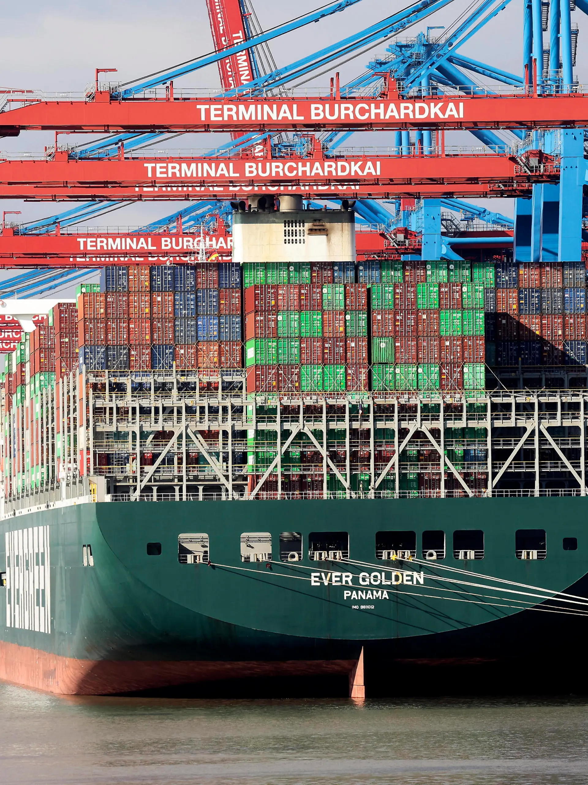 HAMBURGER HAFEN mit Container Schiffen am 06.03.2022 in Hamburg *** HAMBURGER HAFEN with container ships on 06 03 2022 in Hamburg 