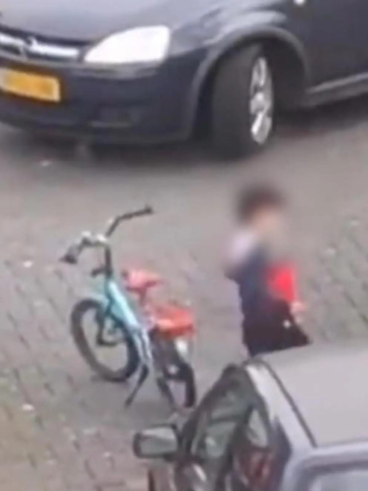 Ein kleiner Junge hat sein Fahrrad fachgerecht abgestellt - nur leider dort, wo eigentlich Autos parken. Der Kleine stolziert fröhlich davon, hinter ihm versucht ein Mann in ebenjener Lücke einzuparken. Als dieser das Bike sieht, steigt er aus – den Jungen scheint das nicht zu kümmern.