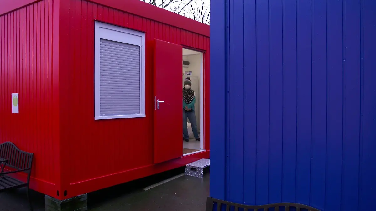 Elif im Containerdorf für obdachlose Frauen