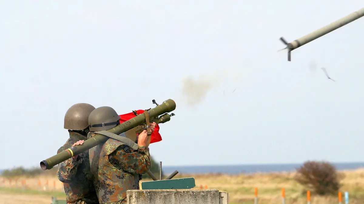HANDOUT - 06.10.2004, Schleswig-Holstein, Todendorf: Handout der Bundeswehr zeigt Reservisten, die mit der Fliegerfaust «Strela» üben. Deutschland wird weitere Waffen an die Ukraine liefern. Das Wirtschaftsministerium genehmigte die Abgabe von 2700 Stück Flugabwehrraketen vom Typ «Strela», wie die Deutsche Presse-Agentur am 03.03.2022 aus Kreisen des Ministeriums erfuhr. Foto: Bundeswehr/Michael Mandt/dpa - ACHTUNG: Nur zur redaktionellen Verwendung im Zusammenhang mit der aktuellen Berichterstattung und nur mit vollständiger Nennung des vorstehenden Credits. +++ dpa-Bildfunk +++