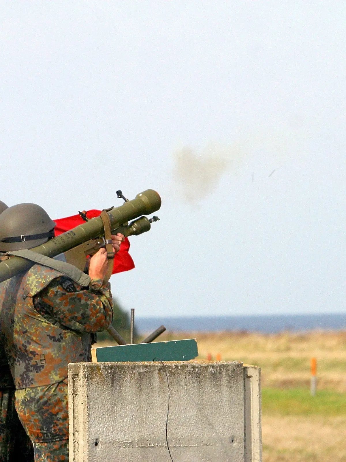 HANDOUT - 06.10.2004, Schleswig-Holstein, Todendorf: Handout der Bundeswehr zeigt Reservisten, die mit der Fliegerfaust «Strela» üben. Deutschland wird weitere Waffen an die Ukraine liefern. Das Wirtschaftsministerium genehmigte die Abgabe von 2700 Stück Flugabwehrraketen vom Typ «Strela», wie die Deutsche Presse-Agentur am 03.03.2022 aus Kreisen des Ministeriums erfuhr. Foto: Bundeswehr/Michael Mandt/dpa - ACHTUNG: Nur zur redaktionellen Verwendung im Zusammenhang mit der aktuellen Berichterstattung und nur mit vollständiger Nennung des vorstehenden Credits. +++ dpa-Bildfunk +++