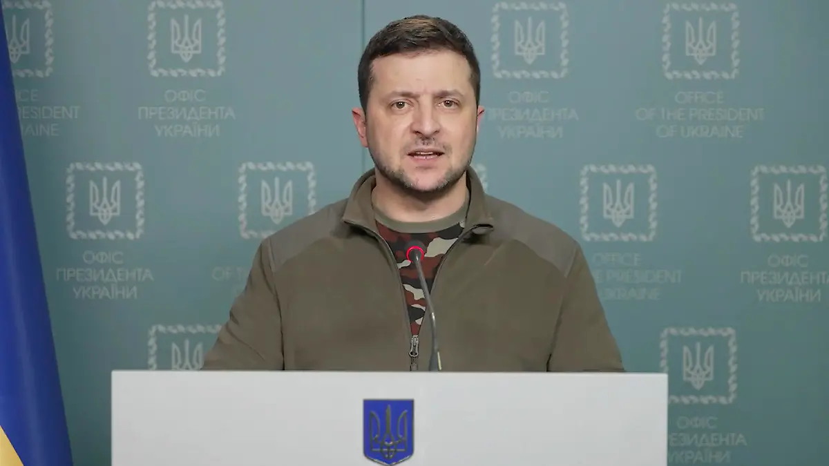 06.03.2022, Ukraine, Kiew: Auf diesem Bild aus einem Video des Pressebüros des ukrainischen Präsidenten spricht der ukrainische Präsident Wolodymyr Selenskyj in Kiew, Ukraine. Selenskyj hat das Ausbleiben von internationalen Reaktionen auf die Androhung Moskaus, nun auch Gebäude der Waffenindustrie seines Landes anzugreifen, kritisiert. Foto: Uncredited/Pressebüro des ukrainischen Präsidenten via AP/dpa - ACHTUNG: Nur zur redaktionellen Verwendung und nur mit vollständiger Nennung des vorstehenden Credits +++ dpa-Bildfunk +++