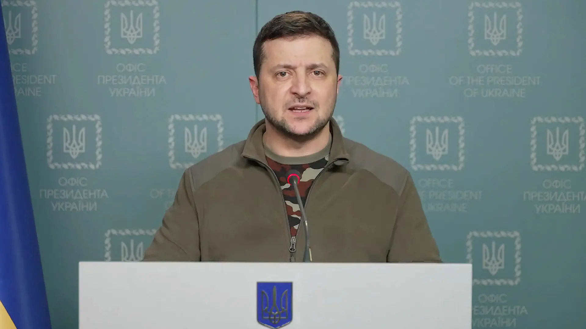06.03.2022, Ukraine, Kiew: Auf diesem Bild aus einem Video des Pressebüros des ukrainischen Präsidenten spricht der ukrainische Präsident Wolodymyr Selenskyj in Kiew, Ukraine. Selenskyj hat das Ausbleiben von internationalen Reaktionen auf die Androhung Moskaus, nun auch Gebäude der Waffenindustrie seines Landes anzugreifen, kritisiert. Foto: Uncredited/Pressebüro des ukrainischen Präsidenten via AP/dpa - ACHTUNG: Nur zur redaktionellen Verwendung und nur mit vollständiger Nennung des vorstehenden Credits +++ dpa-Bildfunk +++