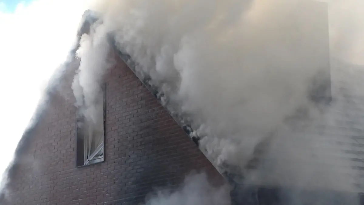 Das brennende Haus in Süplingen war so sehr verraucht, dass man kaum etwas erkennen konnte.